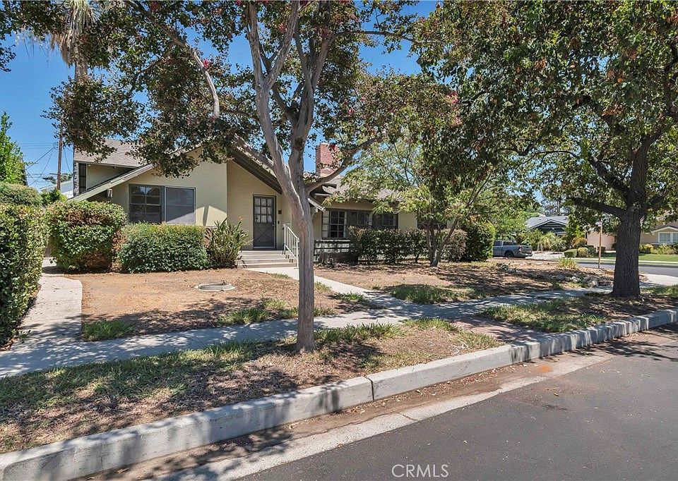 Mid-Century 3-Bedroom on a Woodland Hills Corner Lot in Woodland Hills
